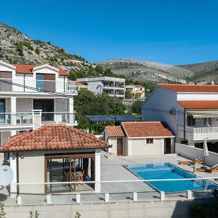 Denis ,seget Donji, Vila *