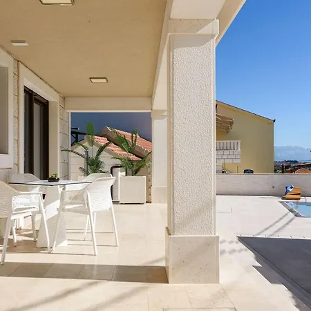 Vila Denis ,seget Donji,