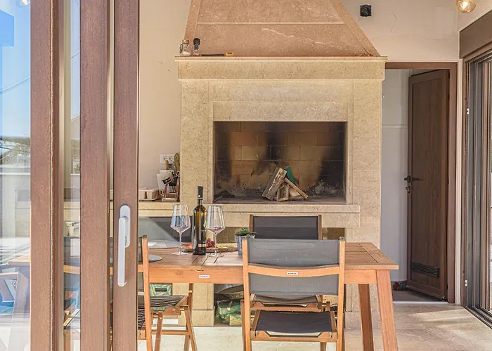 Denis ,seget Donji, Vila