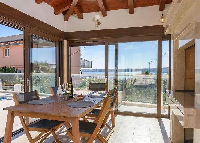 Denis ,seget Donji, Vila *