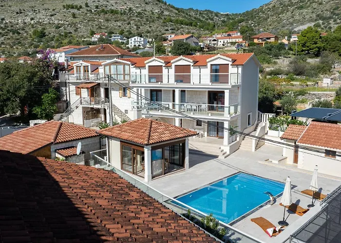 Denis ,seget Donji, Vila