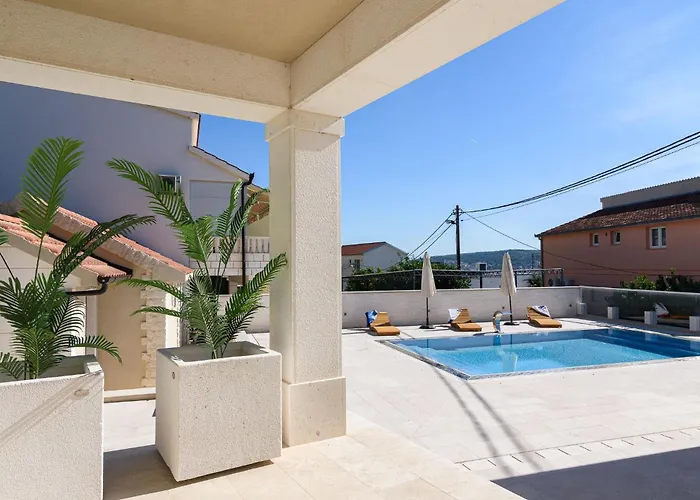 Denis ,seget Donji, Vila Trogir